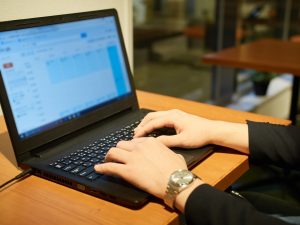 PC利用がメインのBtoBサイト、やっぱりスマホ対応はするべきでしょうか